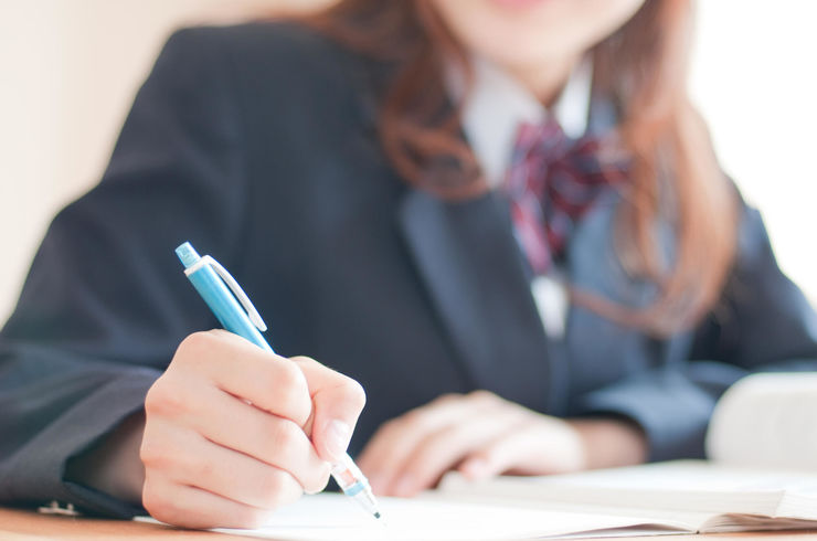メモを取る女子高生