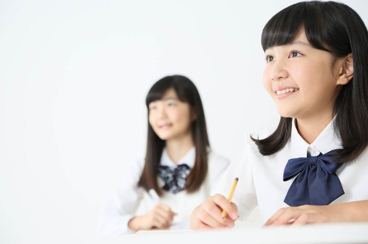 話を聞く女子高生
