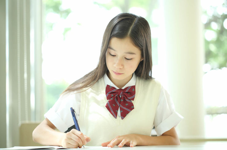 勉強する女子高生