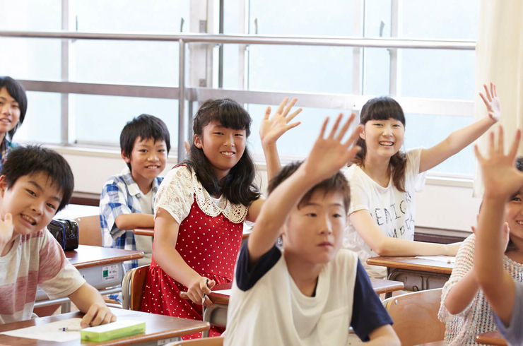 手を挙げる生徒